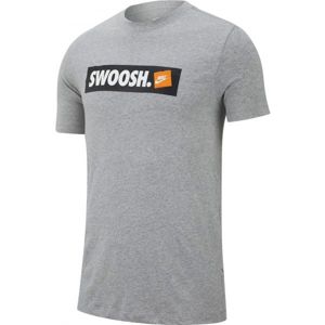 Nike NSW TEE SWOOSH BMPR STKR szürke 2XL - Férfi póló
